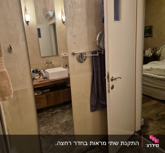 מראה עם מסגרת אלומיניום בחדר אמבטיה